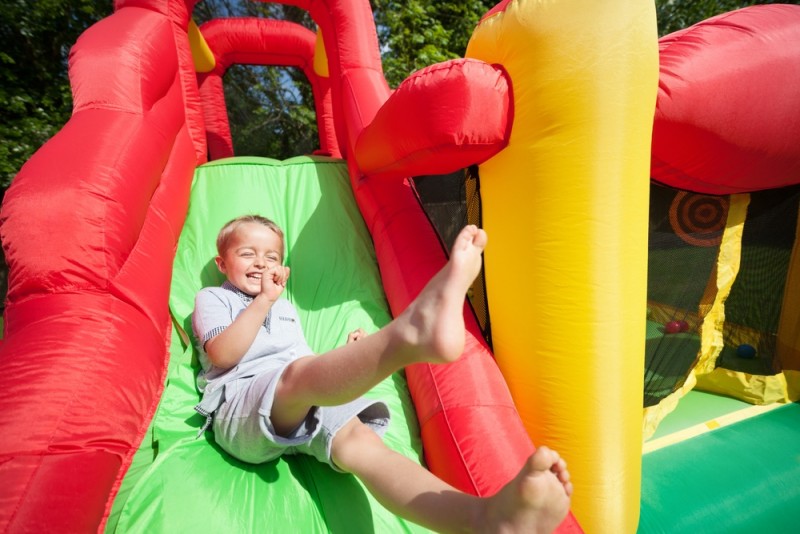 Fantasifude hoppeborge giver motion og gode grin
