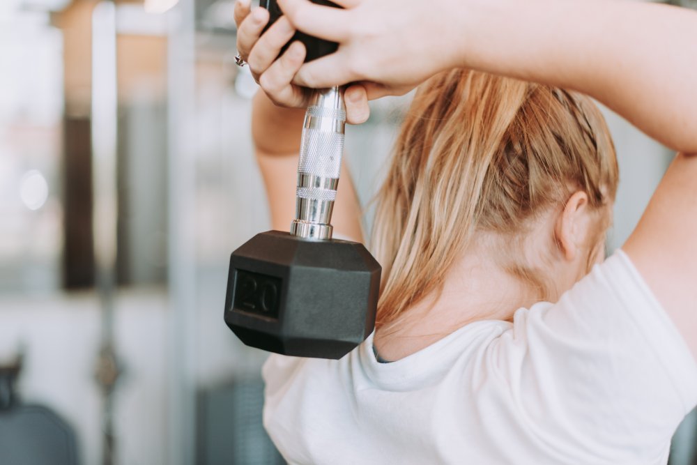 Her er 3 gode grunde til at træne i et fitnesscenter