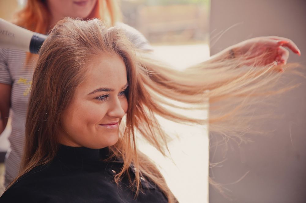 Få hjælp til dit slidte hår hos en frisørsalon i Aalborg