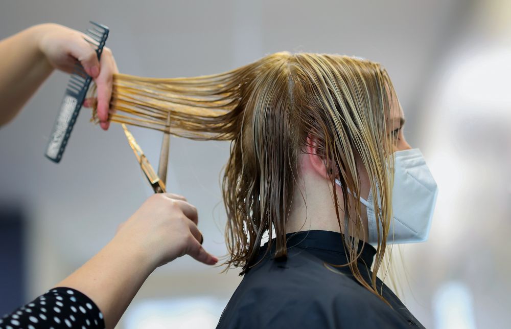 Få en hårbehandling med den rette pleje hos en dygtig frisør