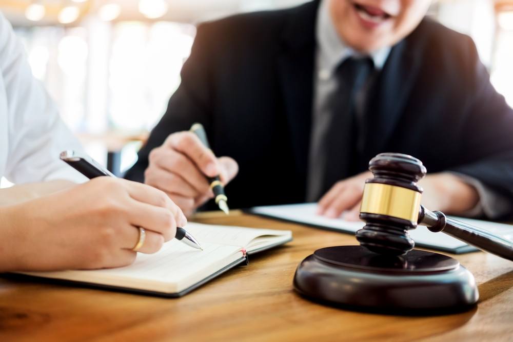 Få en advokat til at hjælpe dig med at lave et testamente, der er juridisk bindende